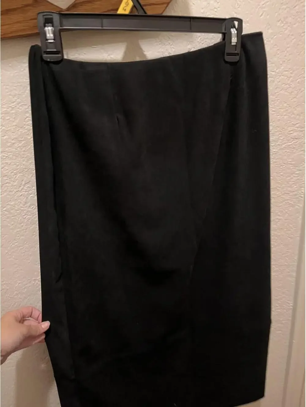 Vintage Black midi skirt with zipper and button closure #midi #classic
